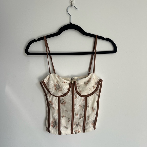 Chic Floral Cream and Brown Crop Top - Picture 3 of 5